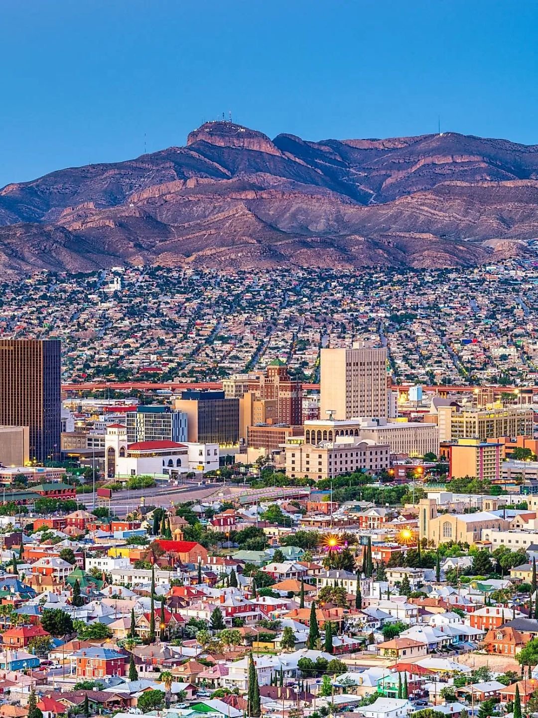 Vista de El Paso Texas con montañas Franklin