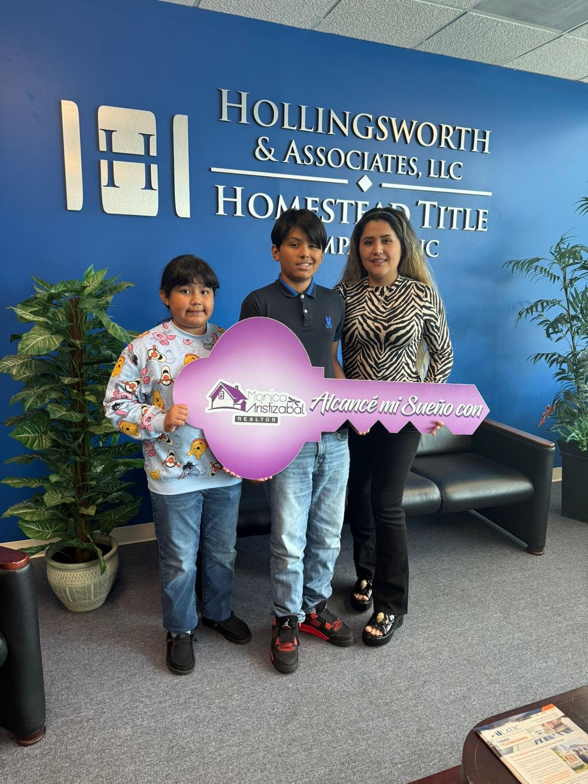 Mamá hispana con sus hijos celebrando su primera casa con E&E Funding
